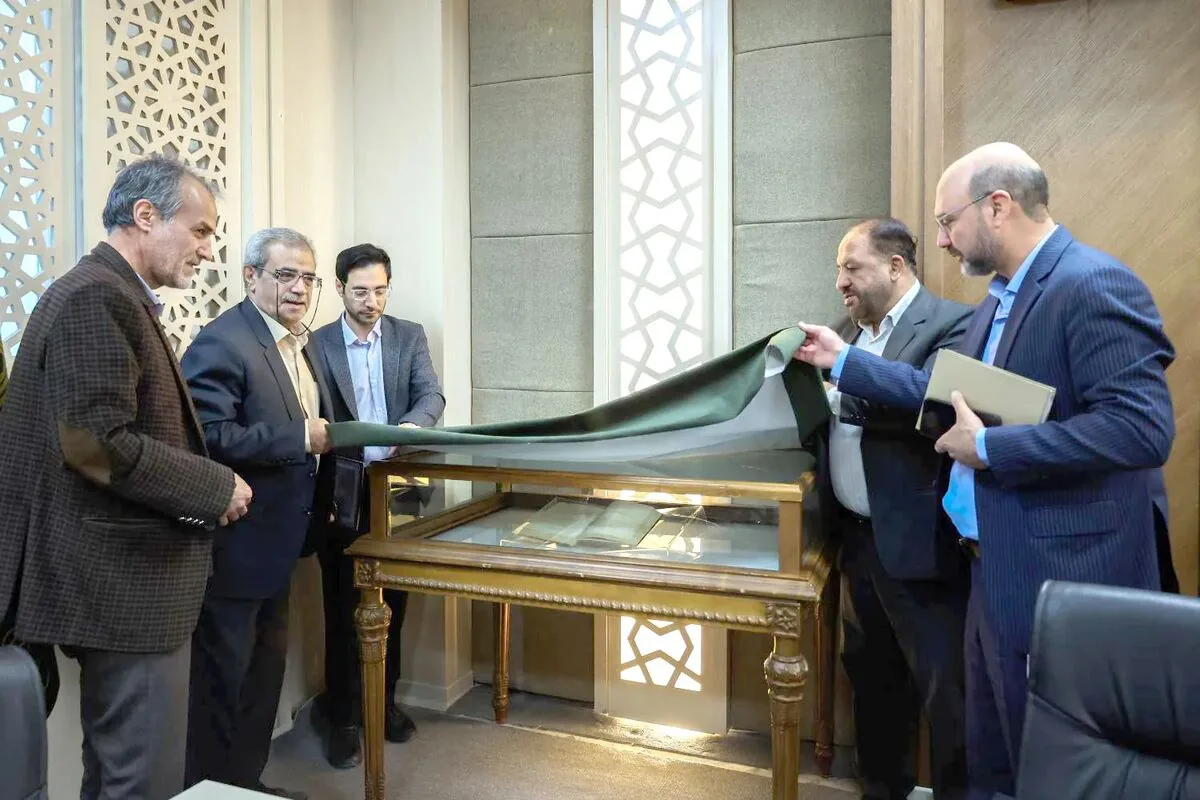 رونمایی از نسخه خطی تاریخ بیهقی اهدایی رهبر شهید (رحمتالله علیه) در کتابخانه حرم رضوی