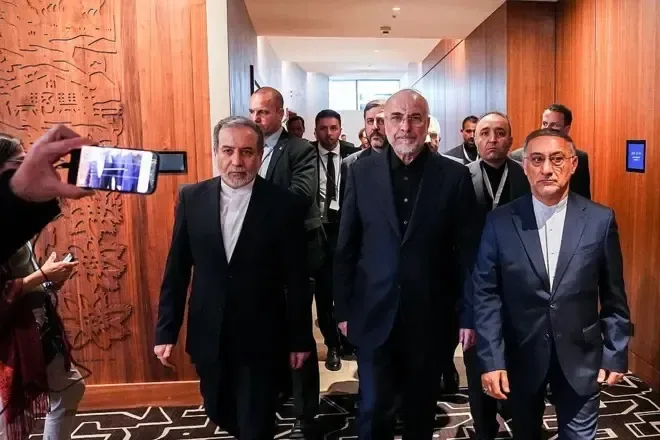 دستاورد بی سابقه تیم مذاکرهکننده ایران / تحریمهای اولیه و ثانویه نفتی تعلیق شدند؛ تهران میتواند برای نخستین بار پول نفت را، آن هم به دلار دریافت کند