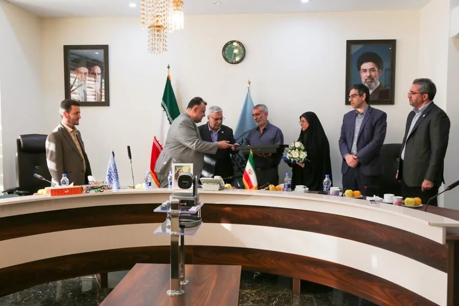 مدرک دانشآموختگی شهیده نرجس شیخپور شیرازی به خانواده وی اعطا شد