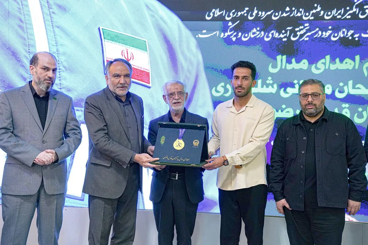 اهدای مدال طلای قهرمان آسیایی دوومیدانی ناشنوایان به حرم مطهر رضوی