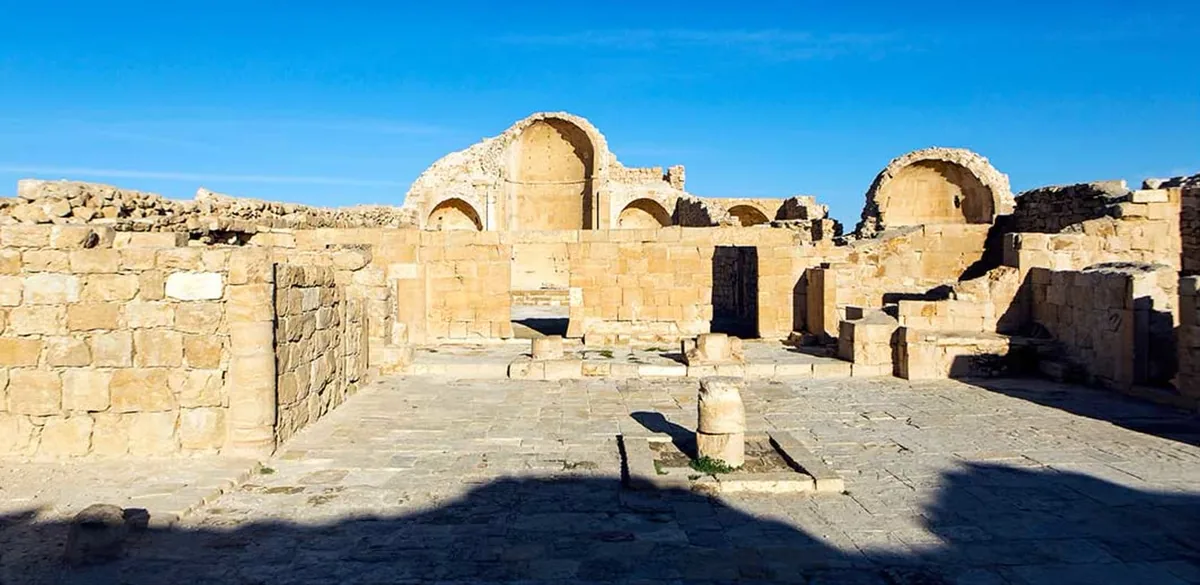 دو عکس ۹۰ ساله راز یک سنت تدفین عجیب در کلیسای بیزانسی را آشکار کردند