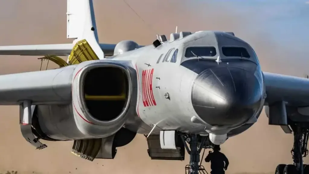 بمب‌افکن H-6K ساخت چین