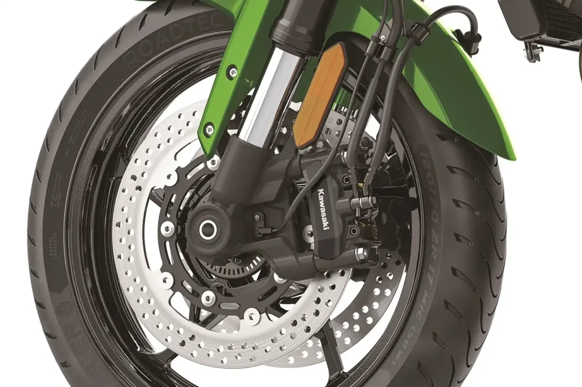 کاوازاکی از موتورسیکلت  Versys 900 SE LT 2027 رونمایی کرد؛ ترکیب قدرت Z900 و راحتی تورینگ | دیجینوی
