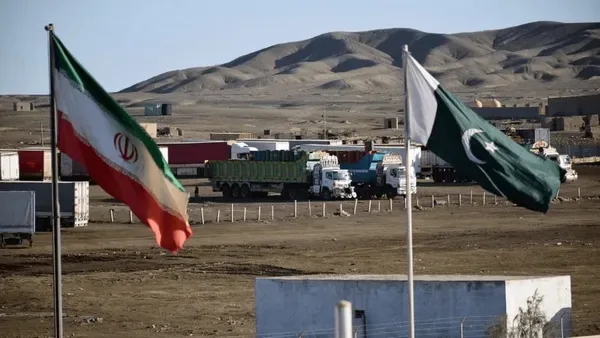 روزنامهنگار اکسپرس نیوز: در مرز ایران و پاکستان، فقط کانتینرهایی که اسناد ترخیص آنها پیش از ۹ روز قبل ثبت شده بود، اجازه عبور یافتهاند/ پاکستان به جز چند اظهار نظر اولیه سکوت مطلق اختیار کرده؛ این موضوع به گمانهزنیها دامن میزند/ ممکن است قیمتهای کپسول گاز در پاکستان به شدت بالاتر برود؛ فراموش نکنیم که ۲۵ میلیون خانوار در این کشور به گاز مایع وابسته هستند