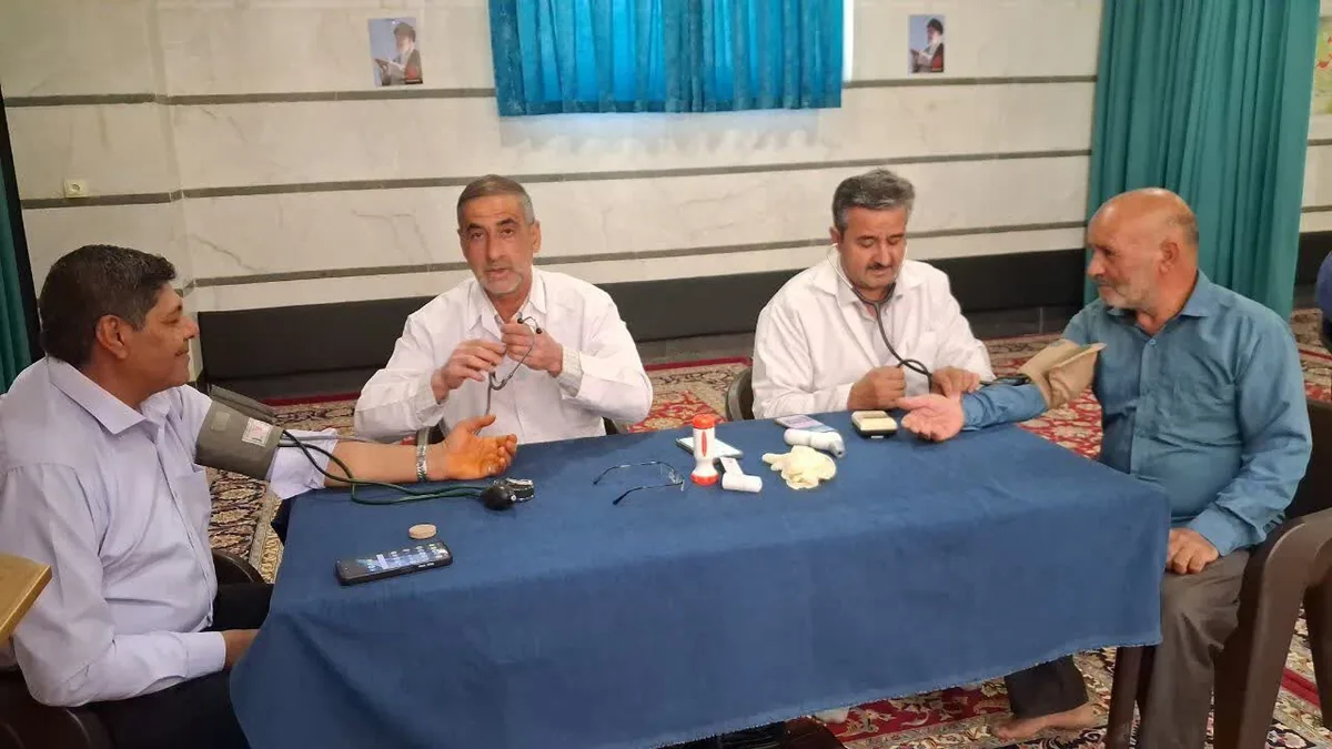 فیلم| ۲ رزمنده پزشک و آزاده در روز پرستار به نمازگزاران یزد خدمت کردند
