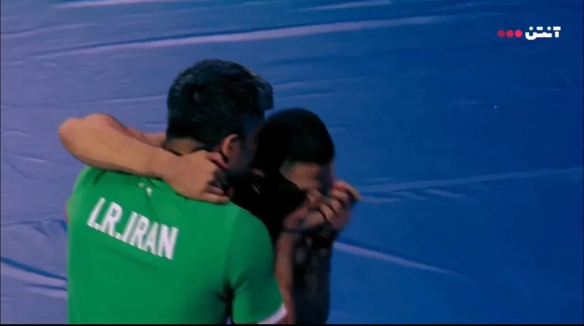 رحمان برنز گرفت و دست آقا مهدی را بوسید(عکس)
