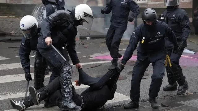 آتش اعتراض‌ها در کشور‌های اروپایی؛ استفاده گسترده از گاز اشک‌آور و ماشین‌های آبپاش علیه معترضان