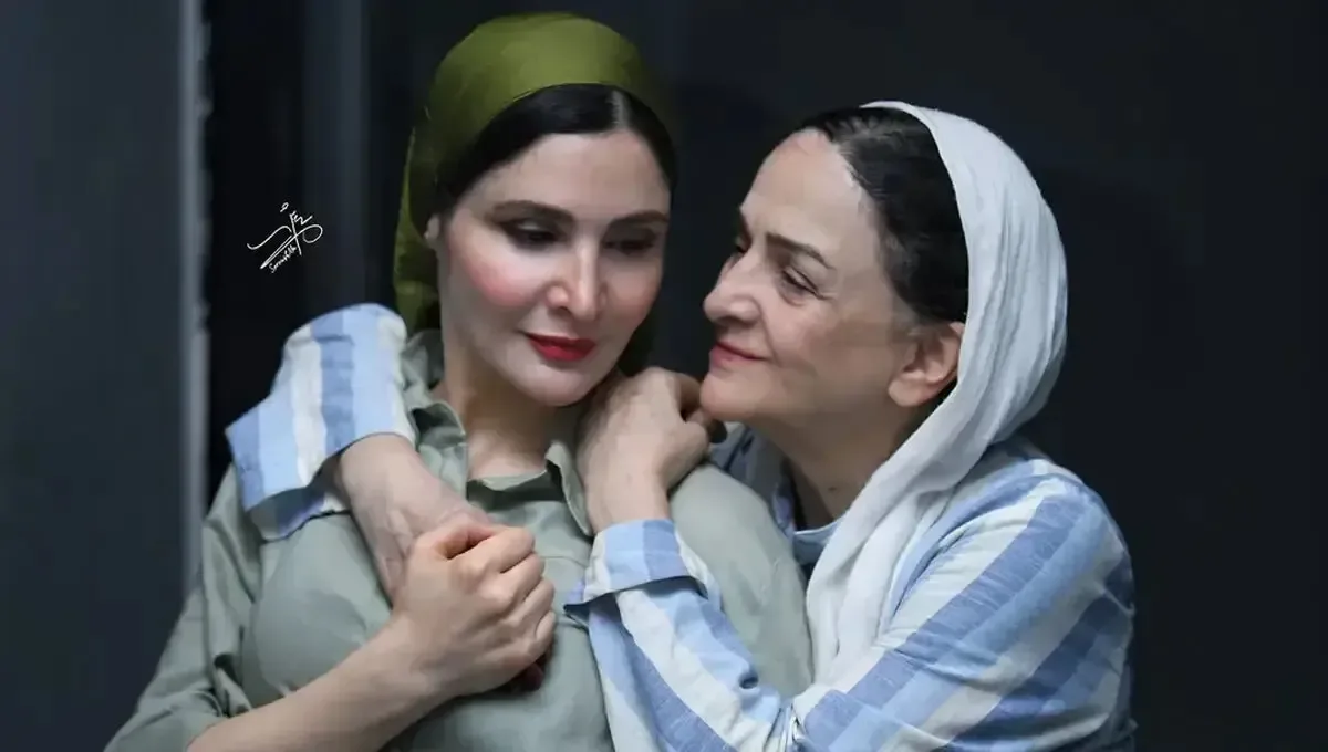 گلاب آدینه روی صحنه هم دخترش را تربیت کرد!/ ویدئو