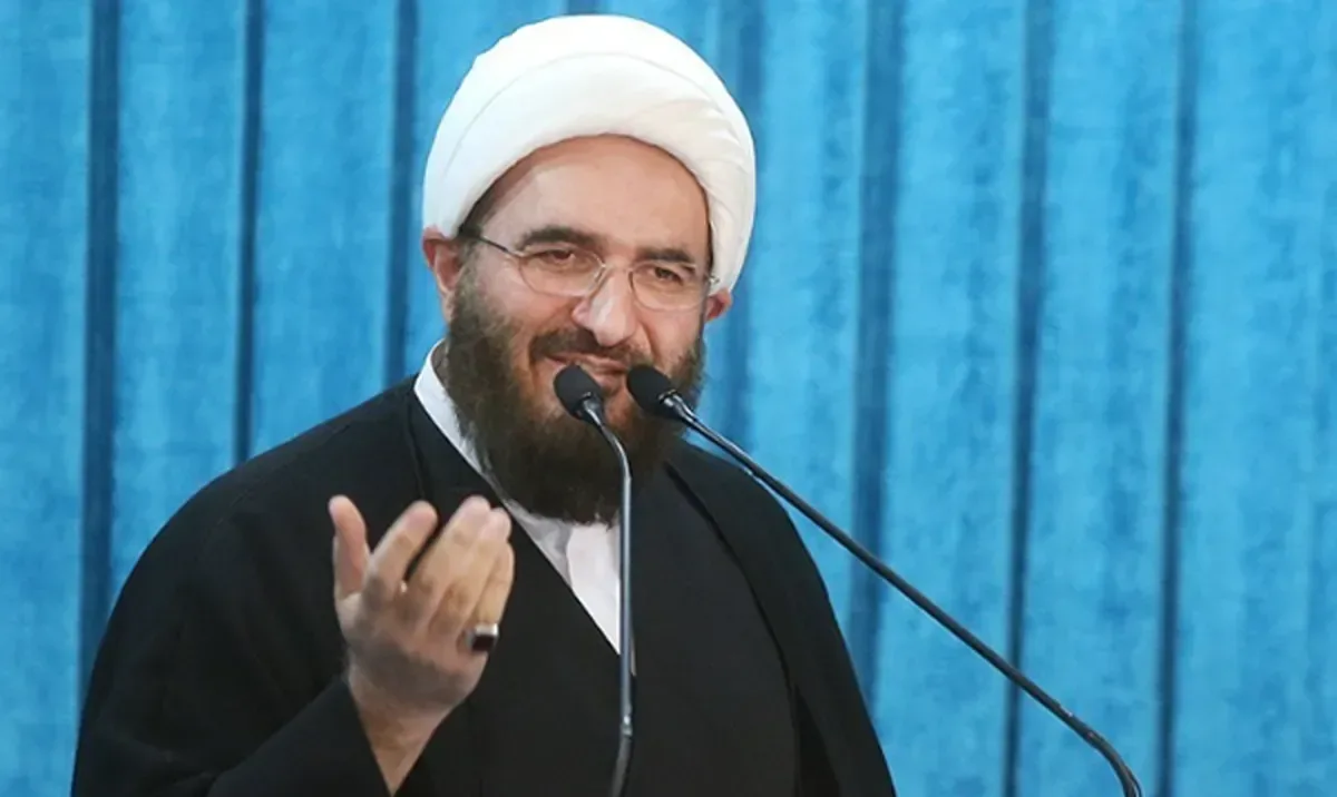 حاج علی اکبری، خطیب نماز جمعۀ تهران: بازنگری در دکترین هستهای مطالبۀ ملی است