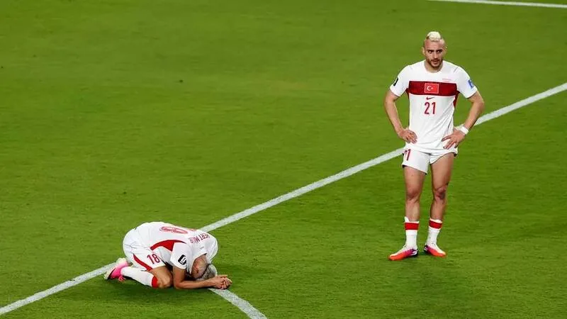 سرقت عجیب ساعت داور توسط زننده گل بازی +عکس