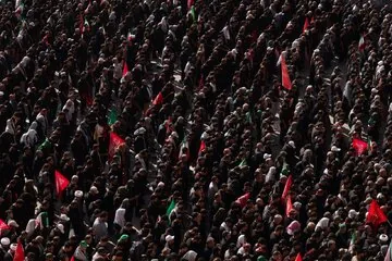 پلاکارد معنادار یک شرکت کننده در مراسم وداع با رهبر شهید انقلاب + عکس