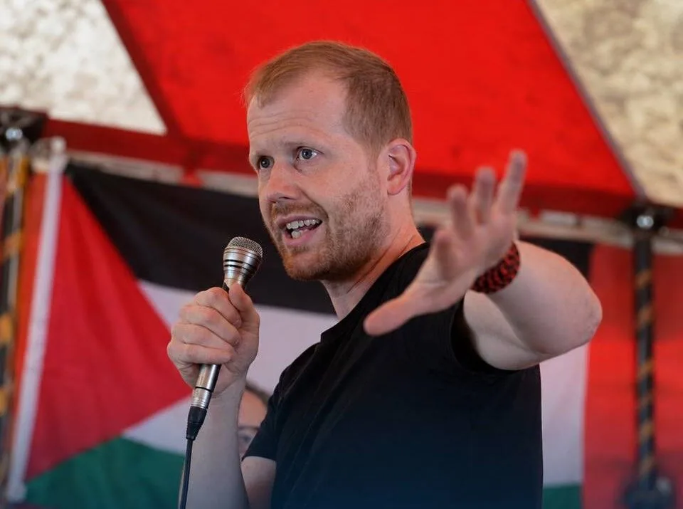 انگلیس مانع ورود نویسنده و فعال سوئدی حامی فلسطین شد
