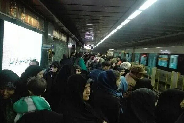 توقف موقت فعالیت ۵ ایستگاه مترو مشهد به دلیل ازدحام جمعیت