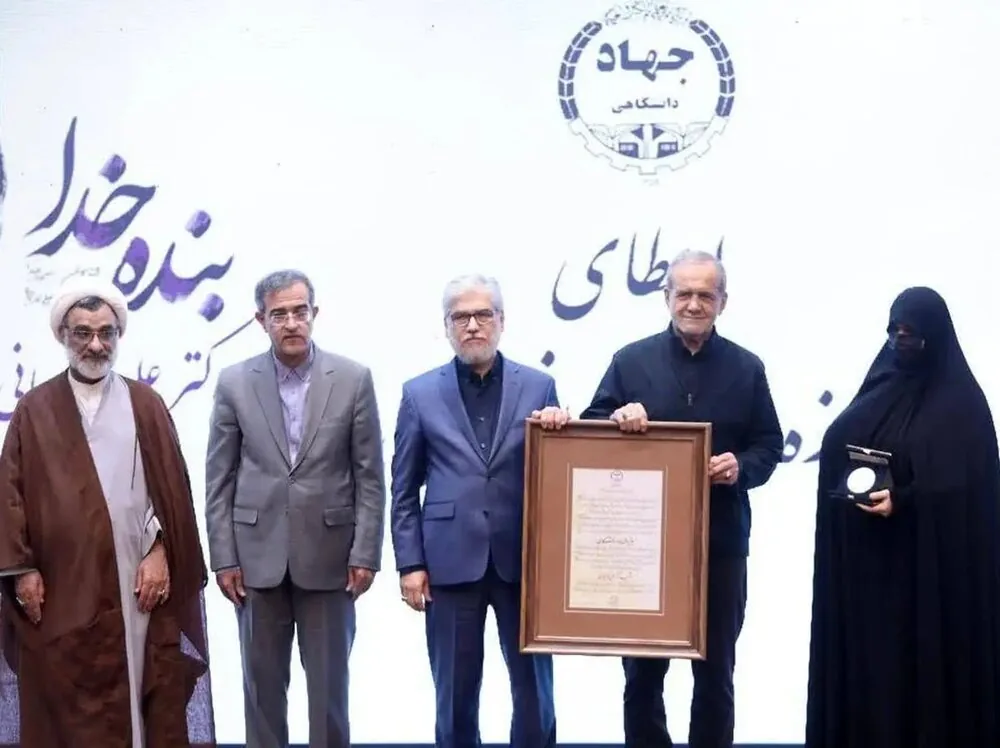 فاطمه لاریجانی: پدرم «انقلاب» را فرزند خودش میدانست و تا پای جان برای حفظ آن ایستاد/ دغدغه اصلی او حفظ امنیت و توسعه ایران بود