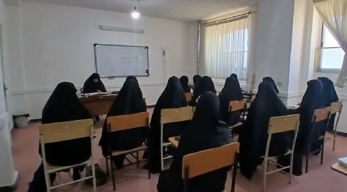 تربیت نسل جوان و تقویت بنیان خانواده از رسالتهای مهم زنان است
