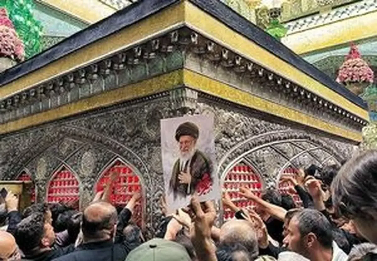 اشکهای فرزندان رهبر شهید انقلاب هنگام قرائت نماز بر پیکر ایشان
