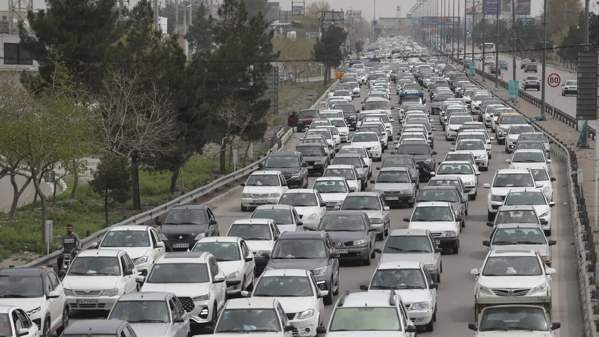 ترافیک نیمهسنگین در ۳ محور منتهی به تهران/ بارش باران در جادههای گیلان