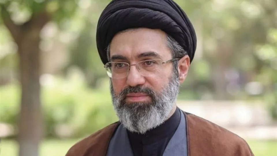 آیتالله خامنهای: بانوان ایران پیشگامان مقاومت در پشت خطوط جنگ هستند