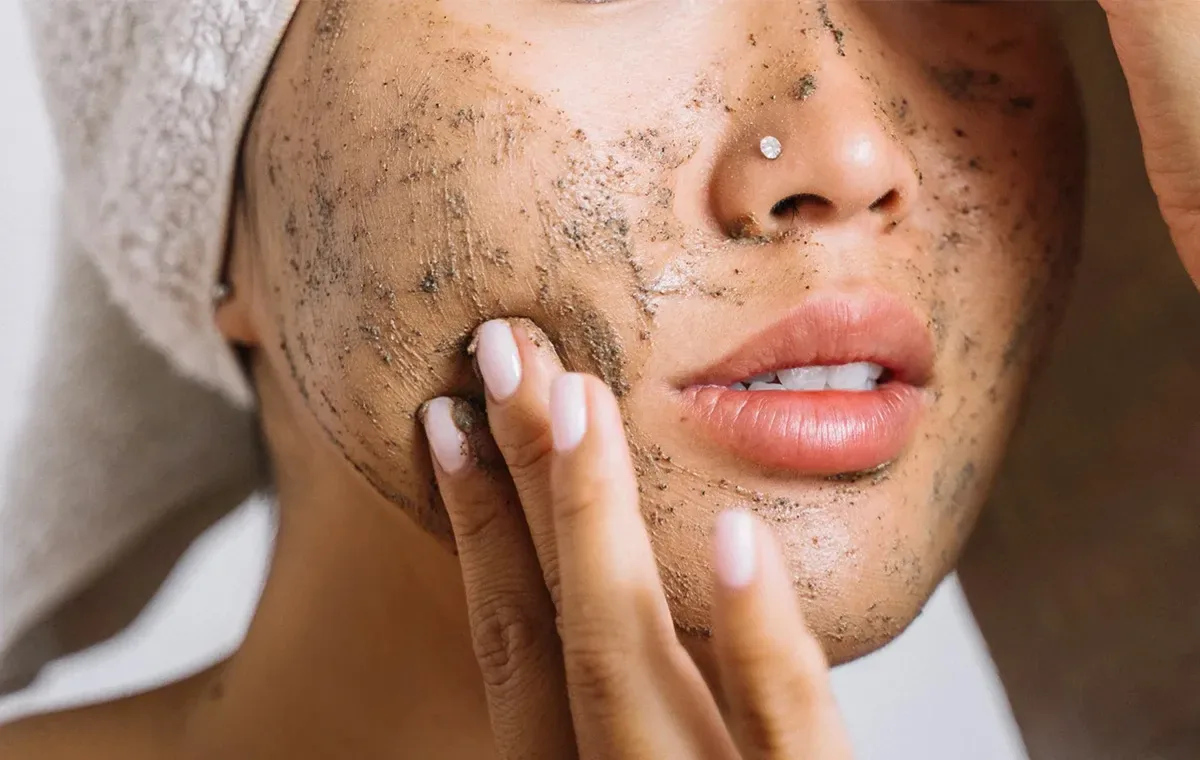 بهترین اسکراب برای منافذ باز صورت؛ پاکسازی عمیق بدون آسیب به پوست