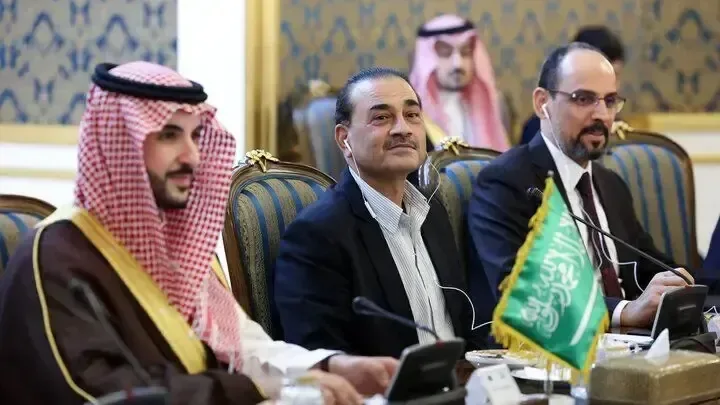 فایننشال تایمز: مذاکرات چهارجانبه در تهران بخشی از موج فشرده فعالیتهای دیپلماتیک برای دستیابی به توافقی موقت است / واشنگتن و تهران همچنان بر سر ترتیب اجرای اقدامات و سرنوشت ذخیره ۴۴۰ کیلوگرمی اورانیوم با غنای بالای ایران اختلاف دارند