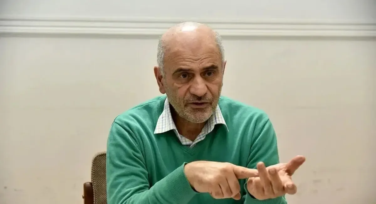مومنی: جهش نرخ ارز نباید بهانه افزایش قیمت کالاهای موجود شود/ انتقاد از آزادسازی واردات کالاهای لوکس در شرایط جنگی
