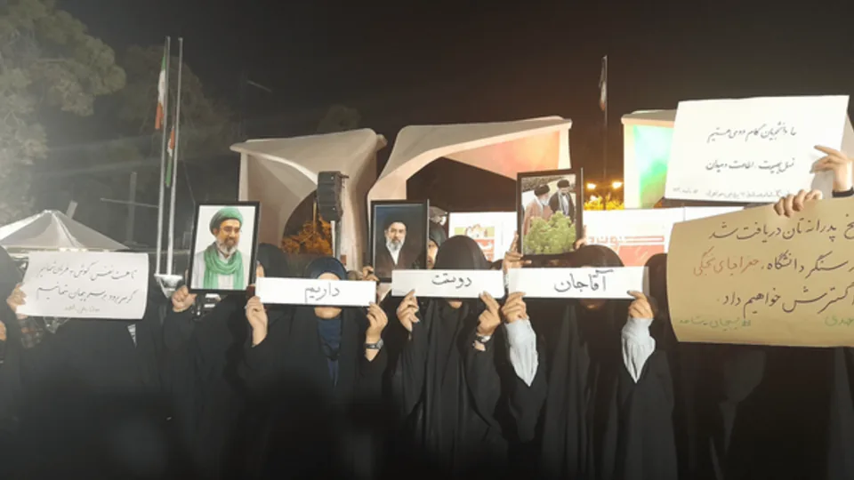 دانشگاهیان در لبیک به پیام رهبر انقلاب تجمع کردند