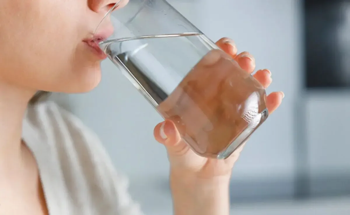آغاز صبح با یک لیوان آب چگونه متابولیسم را دگرگون میکند؟