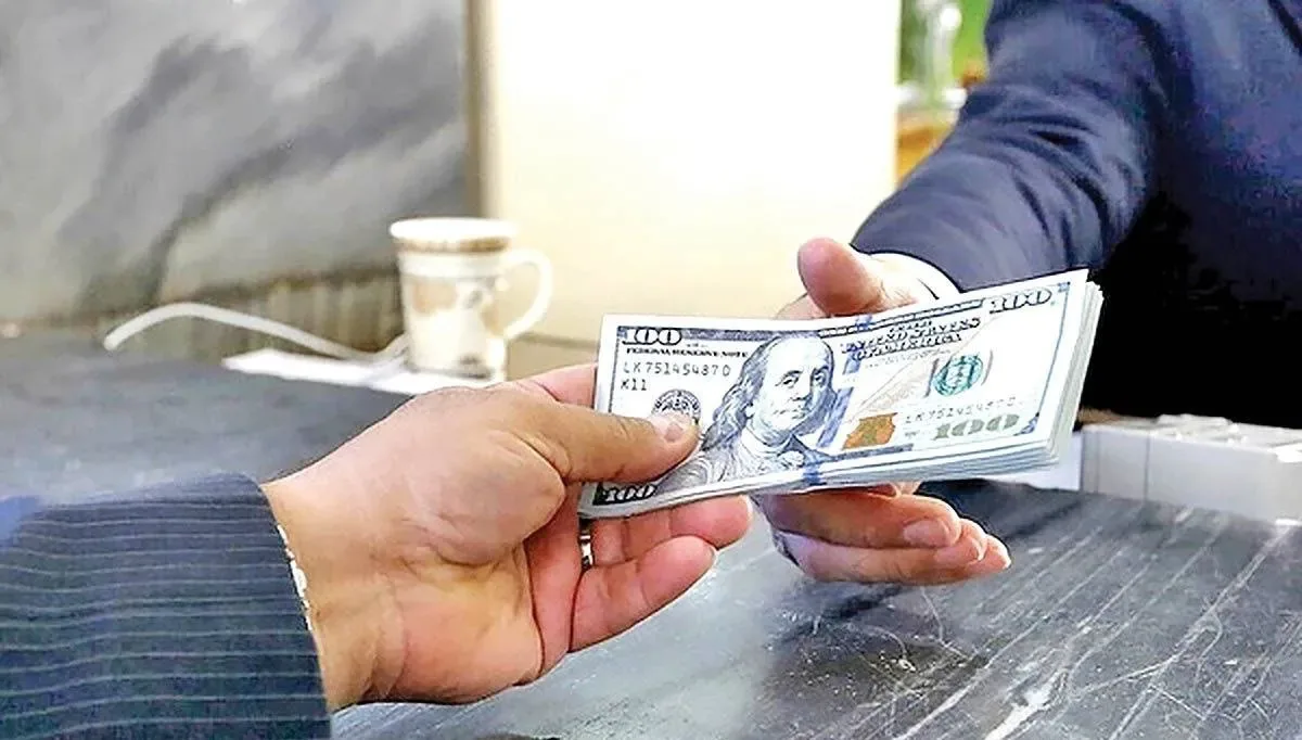 روزنامه اطلاعات: فروش دلار به شهروندان، دمیدن بر تنور تورم نیست؟