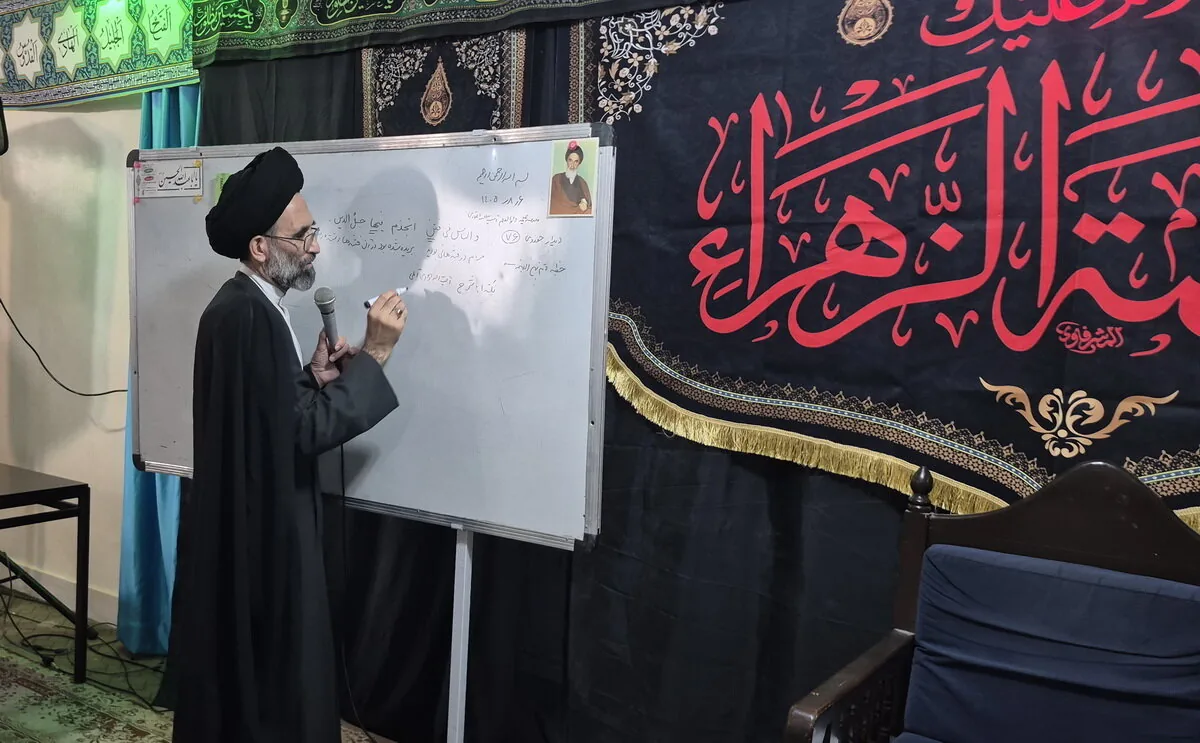 طلاب با علم، تقوا و بصیرت، پرچمداران ترویج معارف اسلامی در جهان باشند