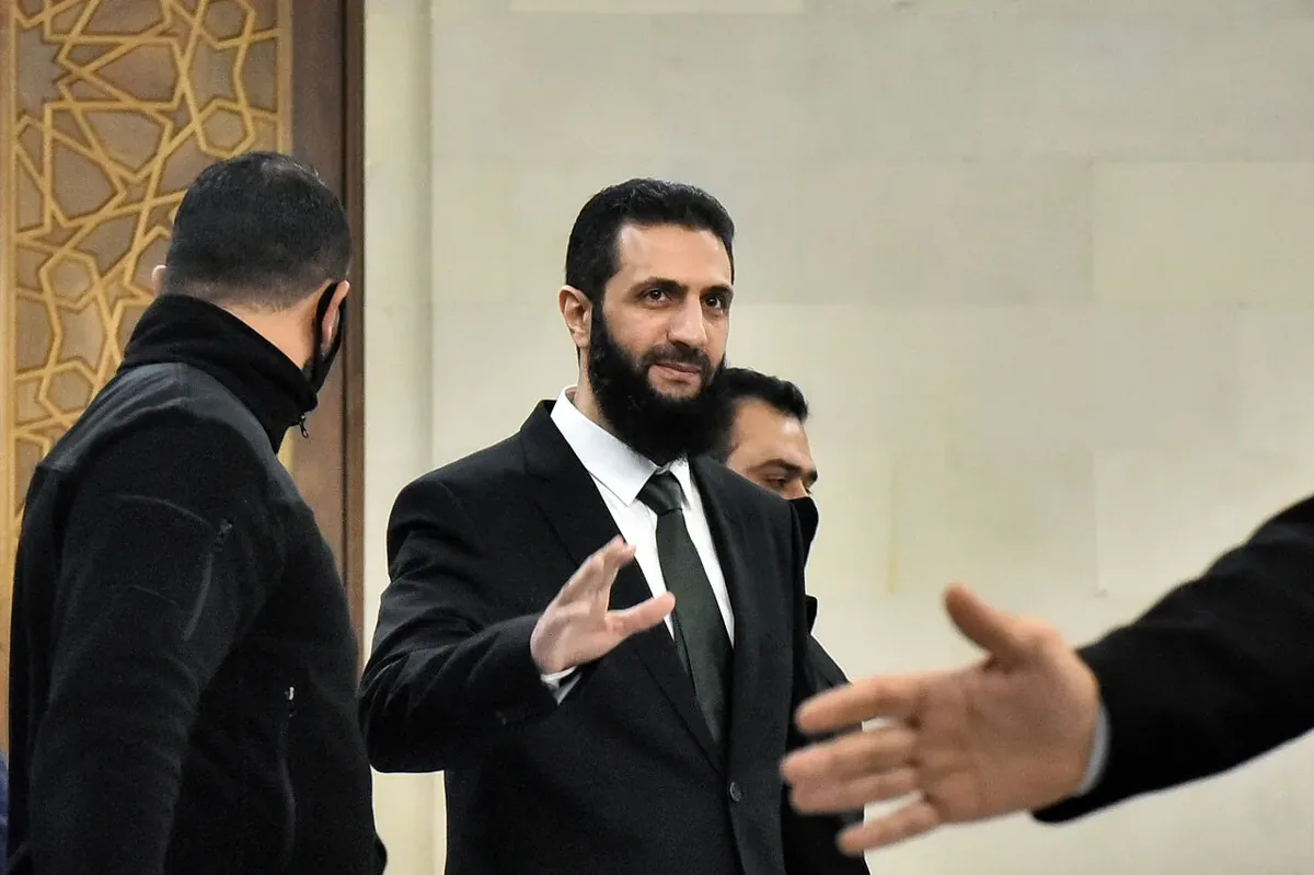 روزنامه الاخبار لبنان: دولت عراق به الجولانی توصیه کرده که بهتر است در تحولات لبنان دخالت نکند/ این پیام در شرایطی منتقل شده که فشارهای آمریکا و عربستان بر جولانی برای ایفای نقش در رویارویی با حزبالله، افزایش یافته/ بغداد ابراز نگرانی کرده که با مداخله احتمالی او، گروههای طرفدار ایران در عراق، بیطرف نخواهند ماند
