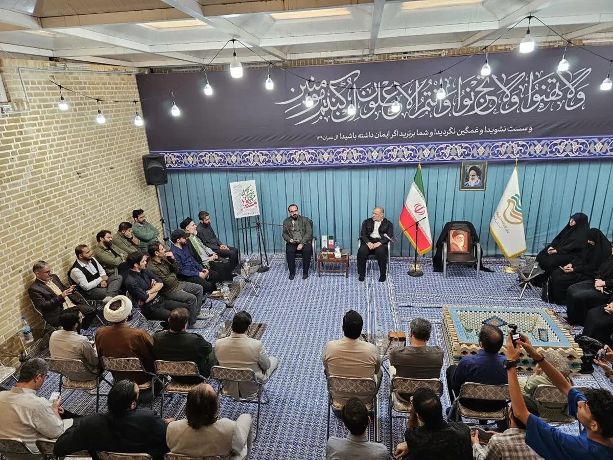 نشست صمیمی فرمانده سپاه قم با اهالی فرهنگ و هنر+ تصاویر