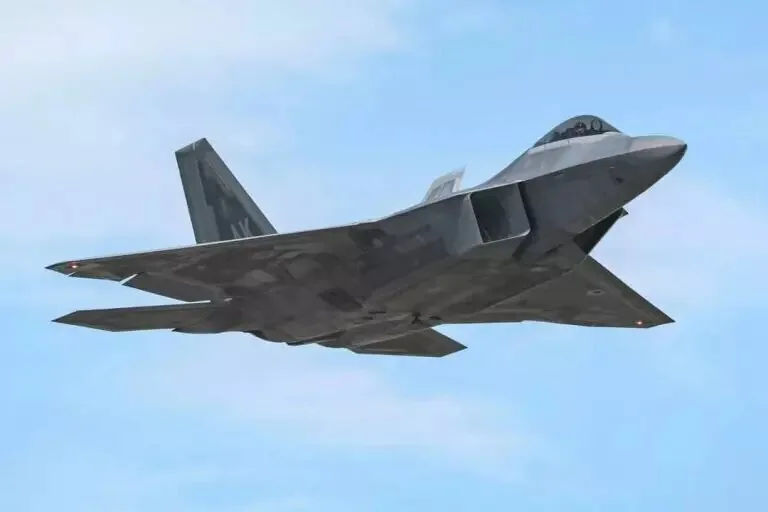انتشار ویدئوی پرواز بمبافکنهای رادارگریز B-2 و جنگندههای F-22؛ گمانهزنیها درباره تصمیم جدید ترامپ | ویدئو