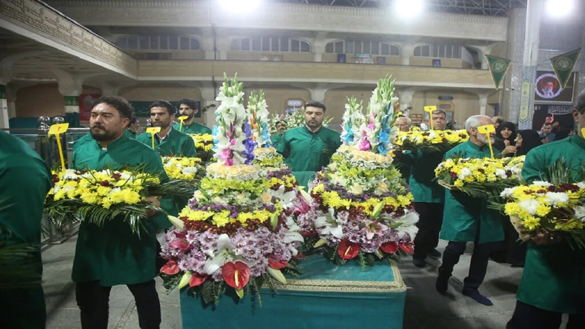 گل آرایی ضریح مطهر بانوی کرامت در آستانه ولادت حضرت زینب کبری علیهاالسلام+فیلم