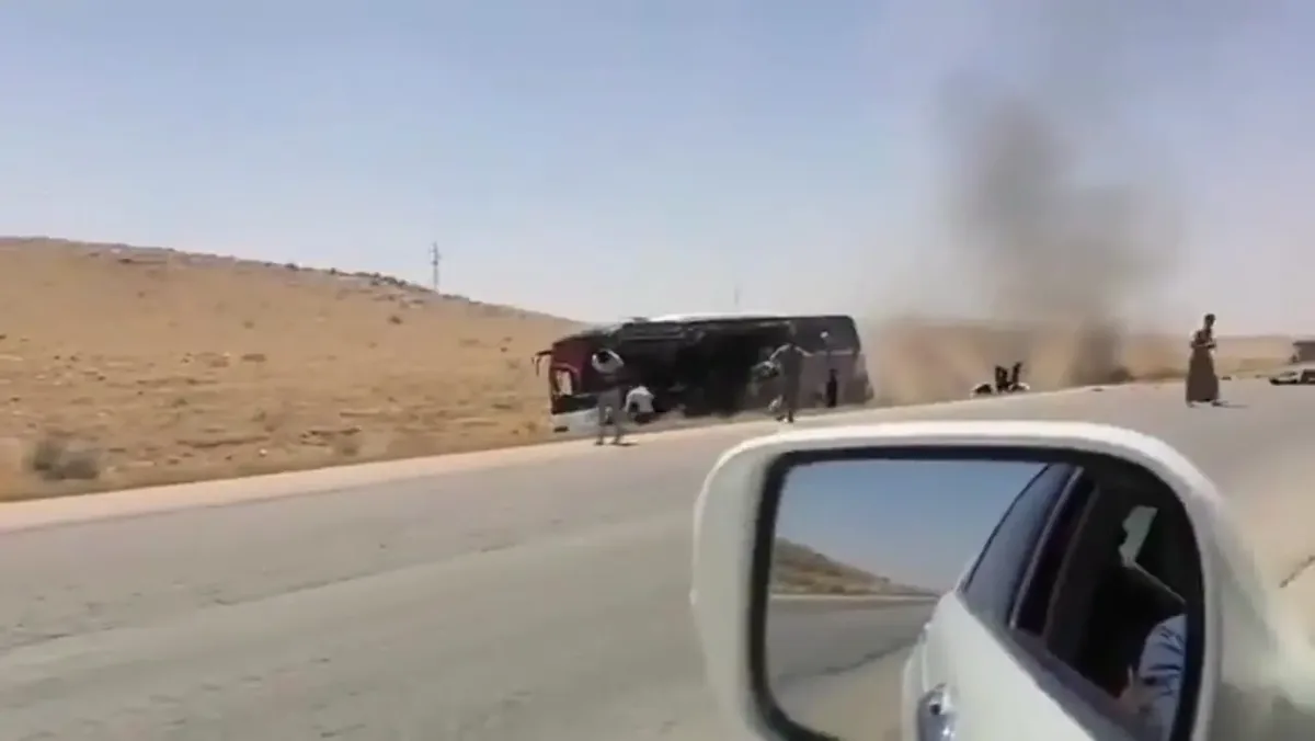ببینید | مصدوم شدن ١۵ نفر در پی واژگونی کامیونت ایسوزو در کرمان