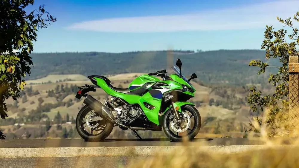 نگاه اولیه به Kawasaki Ninja 500 مدل ۲۰۲۷؛ همان کاربردپذیری همیشگی با ۱۰۰ دلار افزایش قیمت | دیجینوی