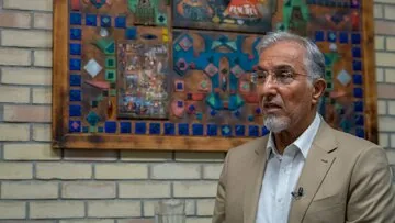 از دلار ۵۸ هزار تومانی تا ۲۷۰ هزار تومان / پرسش راغفر از دولت: چرا اداره کشور به گرانتر شدن زندگی مردم گره خورده است؟