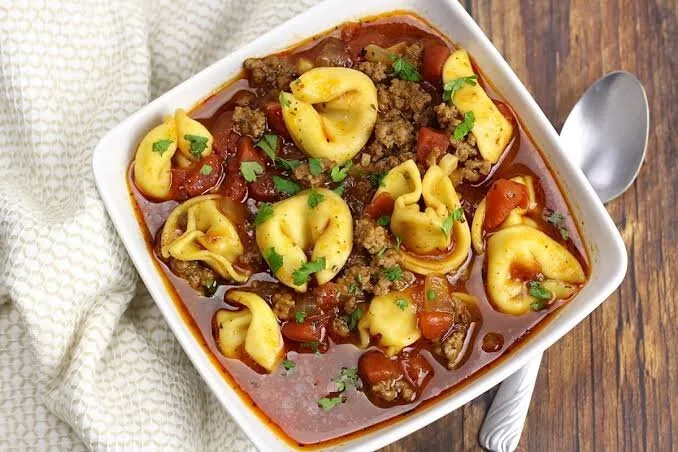 طرز تهیه سوپ تورتلینی؛ یک شام گرم و دلچسب با عطر و طعم ایتالیایی برای شبهای پاییزی