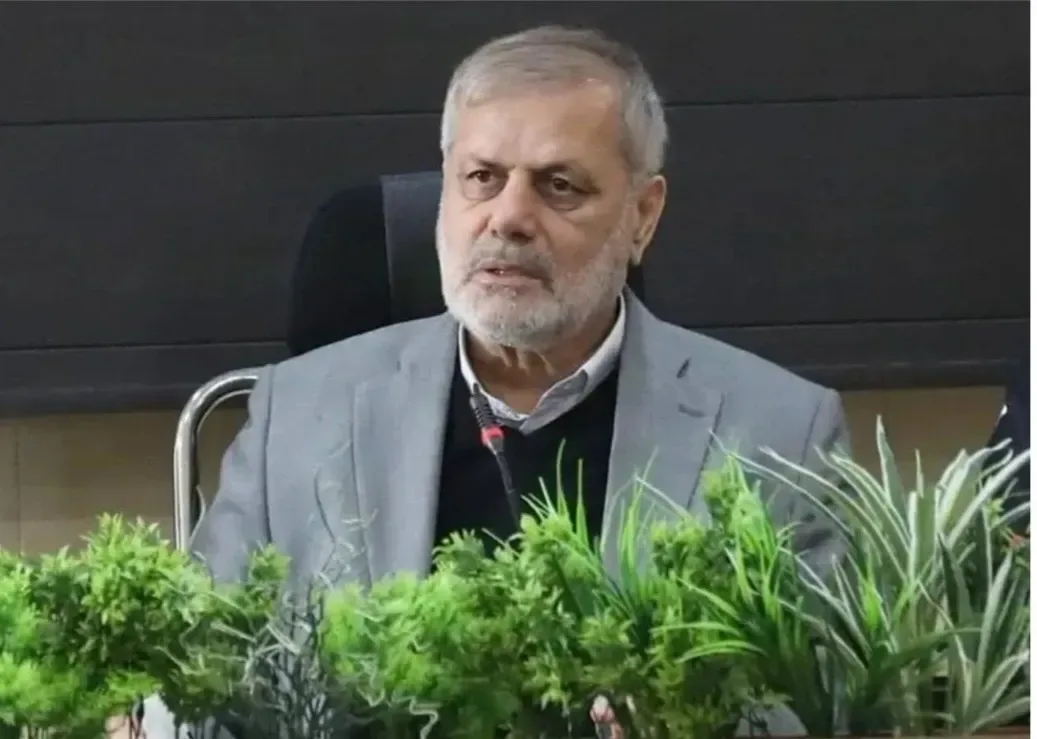 امیر حیاتمقدم: برخی پرسشهای گزینش استخدامی به تفتیش عقاید شباهت دارد