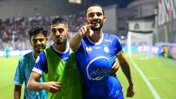 مهاجم استقلال نزدیک در خروج