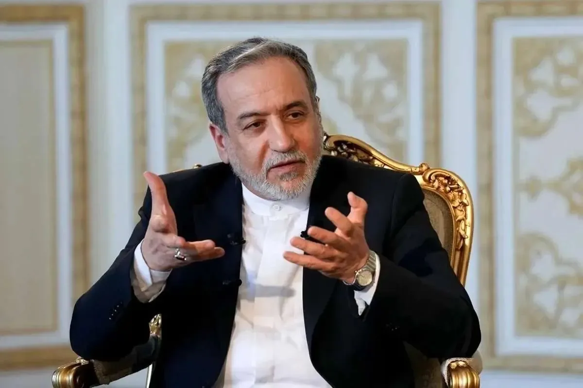 وقتی در توافق آمده که «ایران ترتیباتی را در تنگه هرمز اتخاذ میکند»، یعنی ما کریدور را مشخص میکنیم؛ بنابراین اینکه آمریکاییها دو هفته بعد، مسیر جداگانهای را باز کردند، درست نیست/ به آمریکاییها گفتم اگر نگرانیای وجود دارد، ۱۵ روز دیگر صبر کنند و ببینند آیا ایران به تعهدات خود عمل میکند یا نه/ ریشه مشکلات یمن را نمیتوان ناشی از ایران دانست؛ بابالمندب برای ما موضوعی فرامنطقهای است