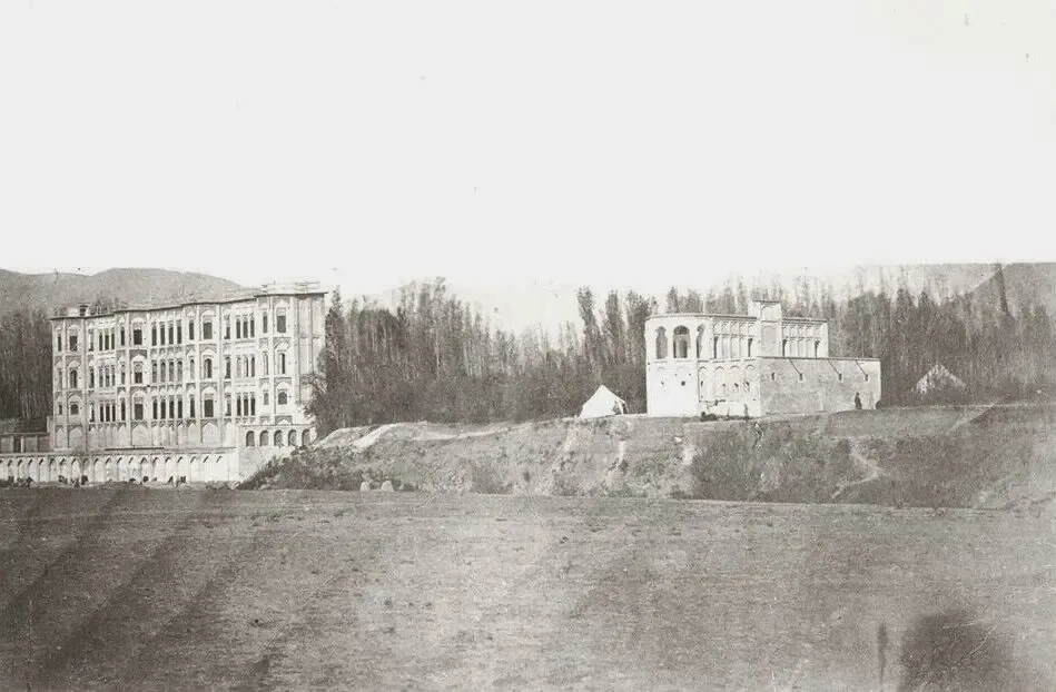 عکس/ تصویری زیبا از عمارت عمادیه کرمانشاه در دوره قاجار و حدود ۱۸۰ سال پیش