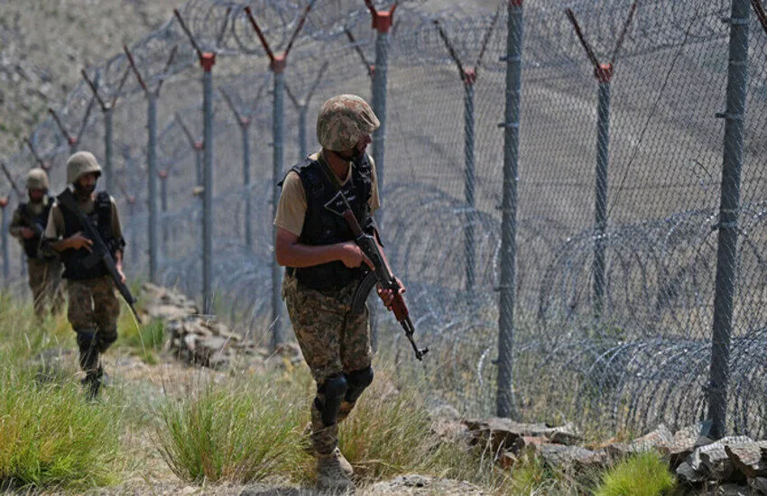 پاکستان از کشته و زخمی شدن ۶ نفر درپی درگیری با مرزبانان افغانستان خبر داد