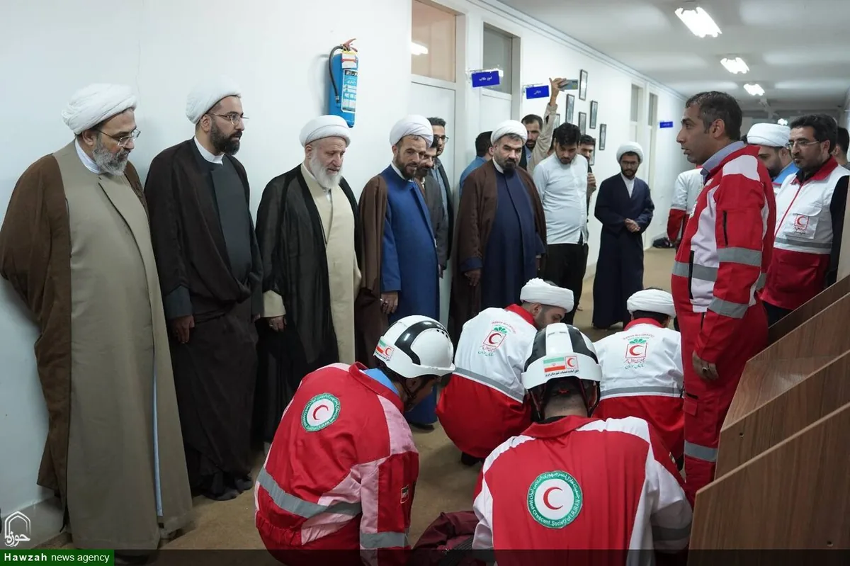 بازدید مسئولان حوزه نمایندگی ولیفقیه در هلالاحمر از کانون طلاب برادران تبریز/ اجرای مانور زلزله و تخلیه اضطراری