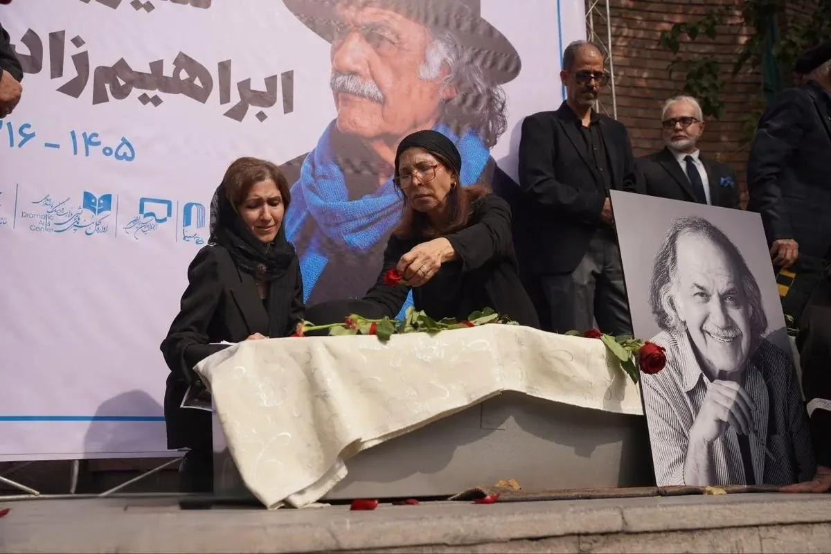 گلایه همسر سیروس ابراهیمزاده از مکان خاکسپاری این بازیگر: این قبرهای خالی رو برای چه کسانی پنهان کردهاید؟ (+عکس)
