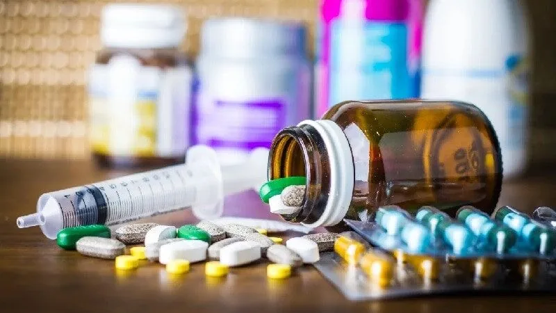 قیمت بعضی داروها به ۳۰۰ میلیون تومان رسید / سازمان غذا و دارو: اولویت با تأمین داروهای ضروری است