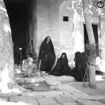 زنان شیرازی در حال گفتوگو در حیاط یک خانه؛ ۹۲ سال قبل / عکس